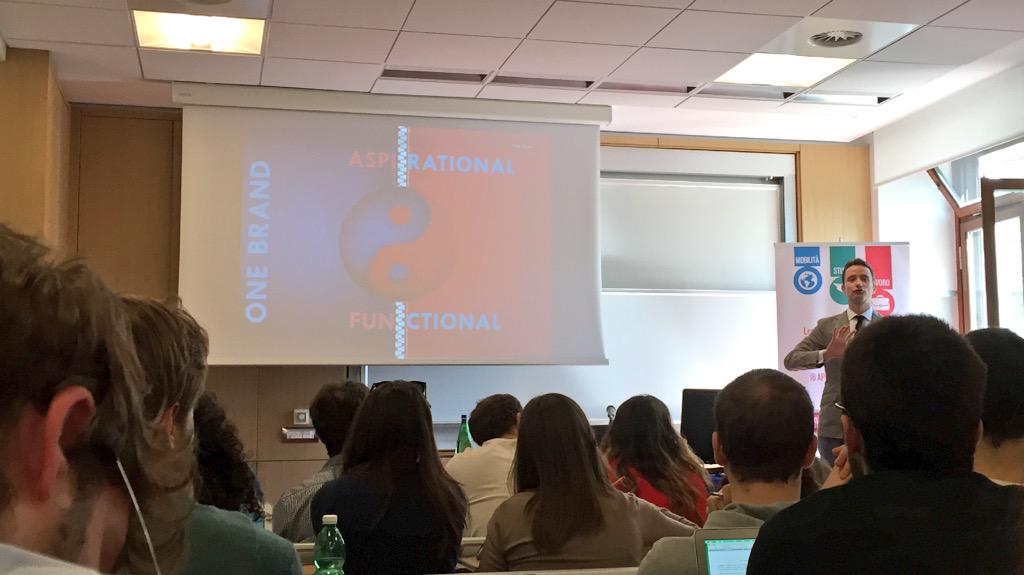 SimeoneGk's tweet photo. "La gente deve vivere un'esperienza, una storia" #storytelling #emotion
Lecture #FiatLikesU in @UniLUISS http://t.co/c8ZECLPaTF