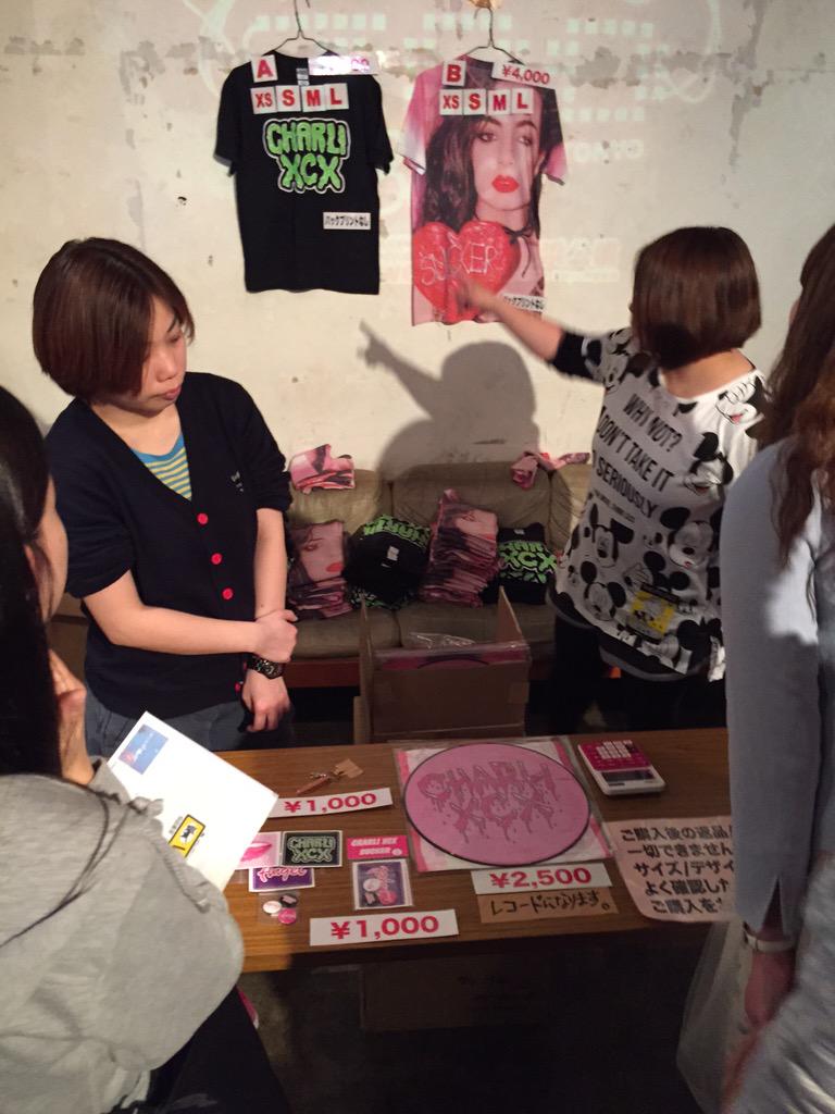 Tvgroove 海外セレブ エンタメ ファッションnews No Twitter チャーリーxcx 東京公演 グッズ売り場の様子です Suckerのジャケットがプリントされたtシャツ ロゴtシャツ レコード ステッカーやcdなどかわいいグッズが盛りだくさんです チャーリーxcx Http T