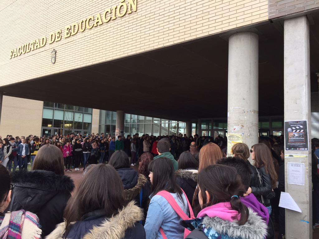 unileon's tweet photo. Sobrecogedor silencio en recuerdo del alumno Diego Velado Montaña a las puertas de la que fue su Facultad. D.E.P. http://t.co/zgTlsZG0UF