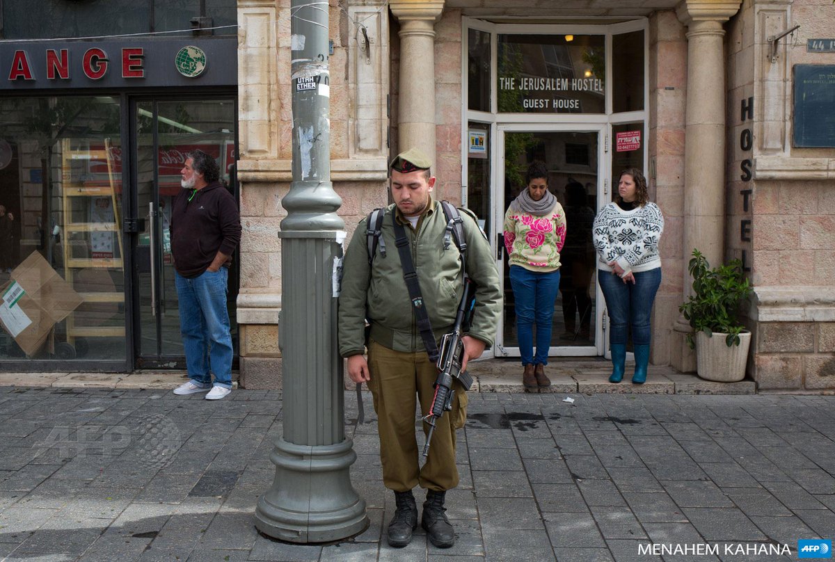 MeilleureActu's tweet photo. #Israël Deux minutes au son des sirènes, le pays se fige en mémoire de l'Holocauste. Photo par @menahemkahana #AFP http://t.co/tKKral3erd
