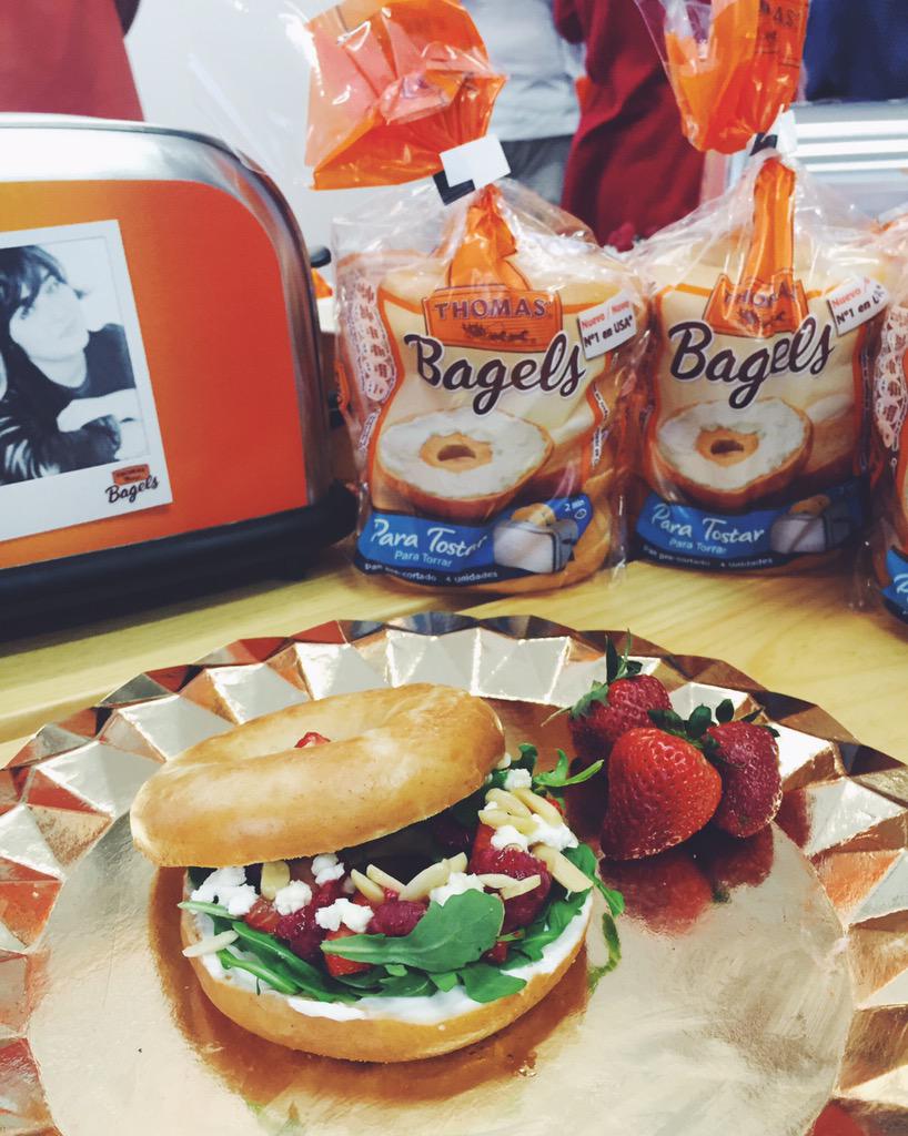 Desayuno tardío con <a href="/thomasbagelsES/">TBE</a> :) Aquí está nuestra receta de #fanaticosdeldesayuno Qué os parece??