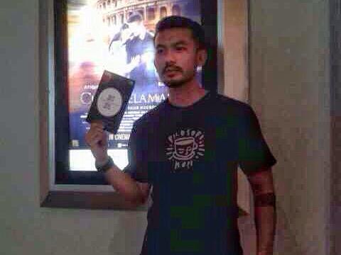RuangFilm_'s tweet photo. Mas @RioDewanto2808 bersama Vol. I majalah ruang film, yu tweeps jangan ketinggalan buat baca dan unduh. http://t.co/NIaNSYY3qG
