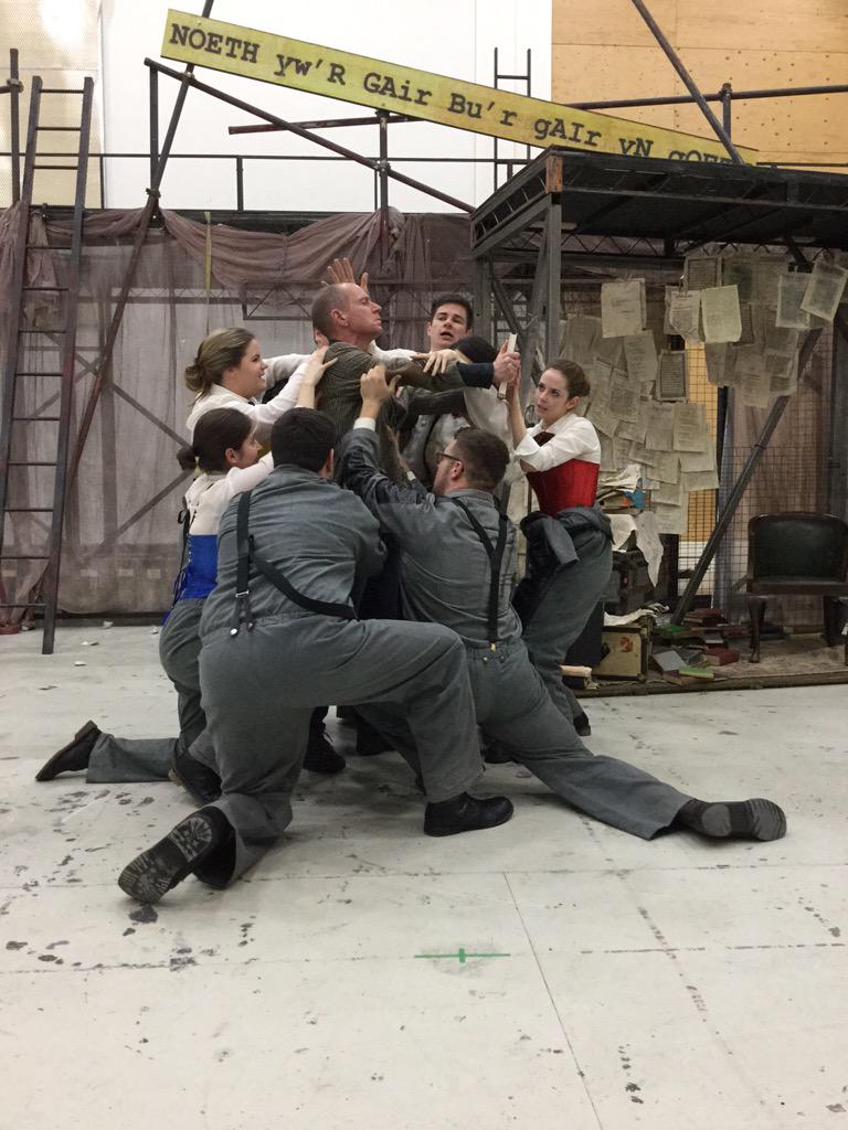 Up next on #borecothi <a href="/BBCRadioCymru/">Radio Cymru</a>, <a href="/RealShanCothi/">Shân Cothi</a> will be talking #GairArGnawd with baritone Dyfed Wyn Evans.