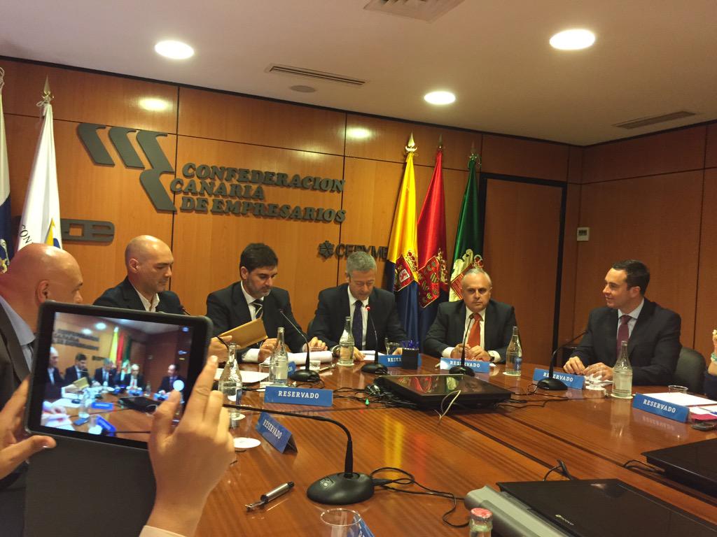 ManuelRomeroH's tweet photo. Comienza la reunión con @ConfeCan @Cs_GranCanaria #CsParCan http://t.co/QiEArumXPr