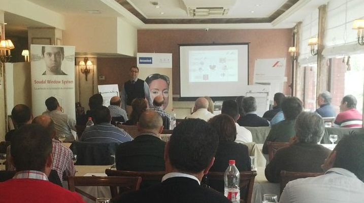 RotoFTT_ES's tweet photo. Empezamos nuestra charla hoy en Granada, con el experto @AntonioDominguez #SumumDay http://t.co/szw4oOK8uG