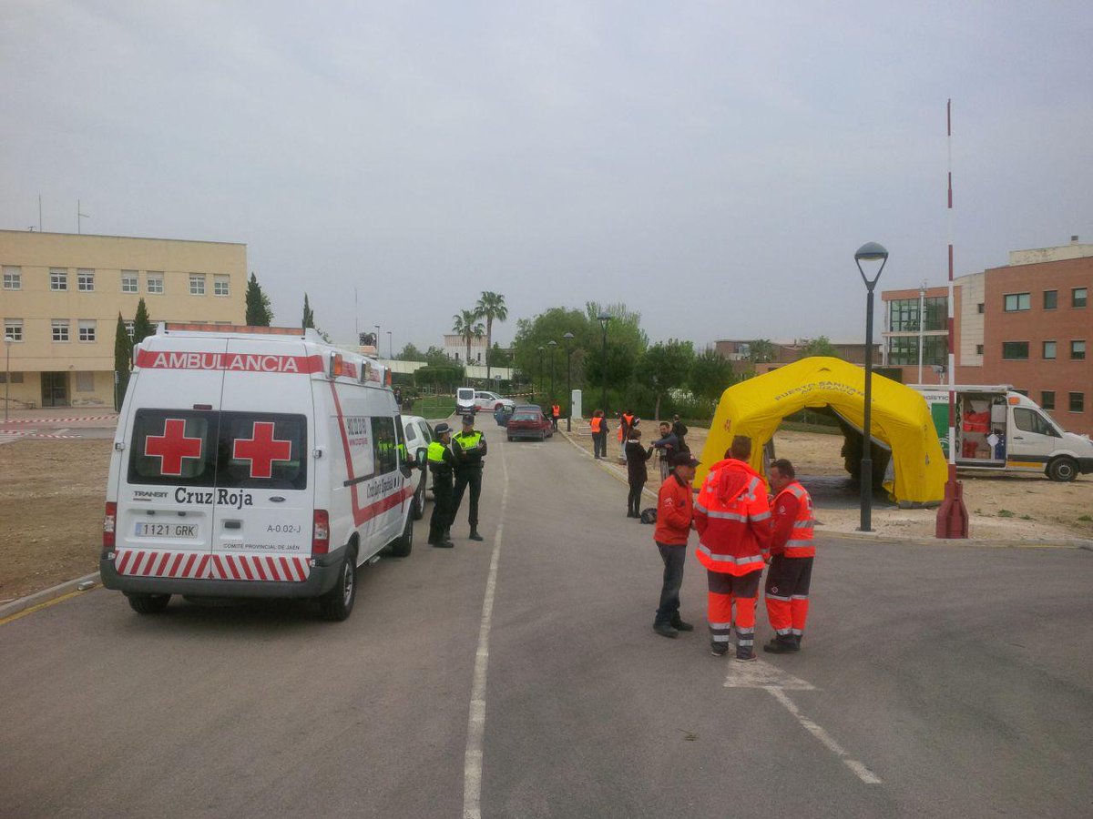 bujatuit's tweet photo. Simulacro de emergencias para los alumnos del @MasterUrgUJA http://t.co/EX6gOe9S6W