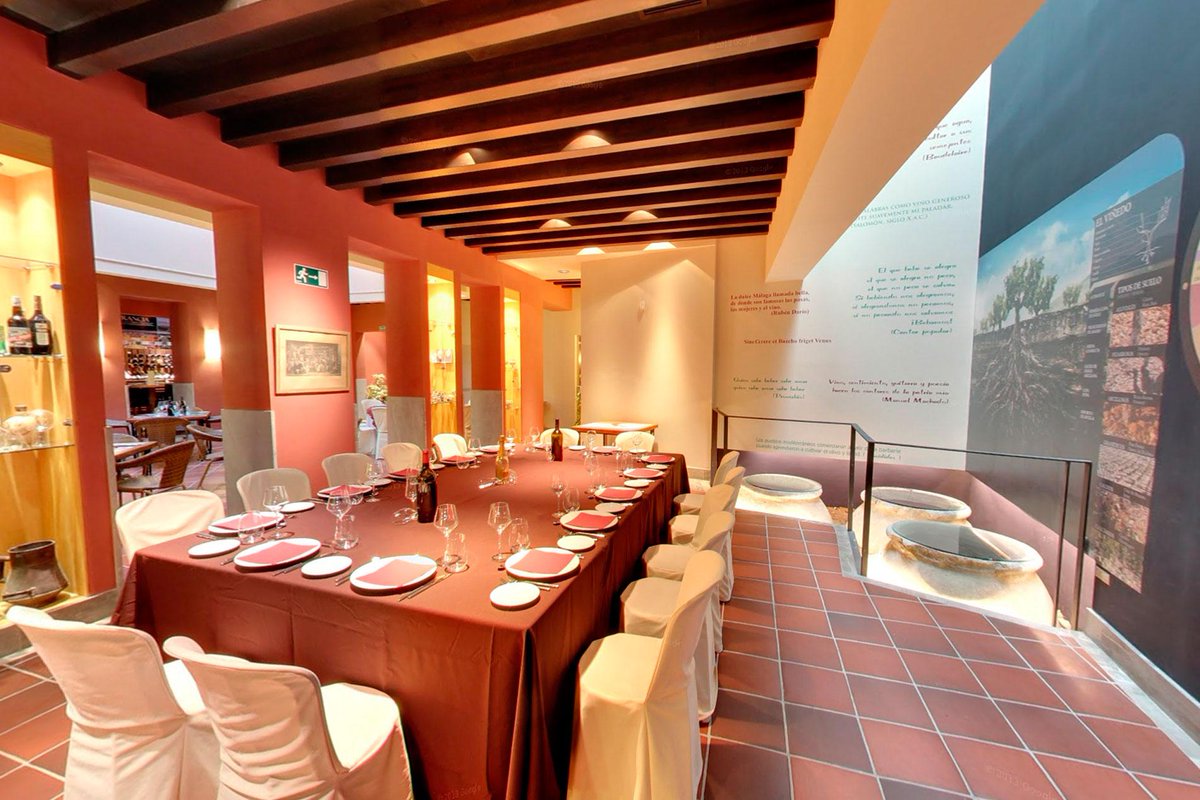 La Vinoteca Los Patios de Beatas se encuentra en el corazón de Málaga, a tan solo 50 metros del Museo Picasso...