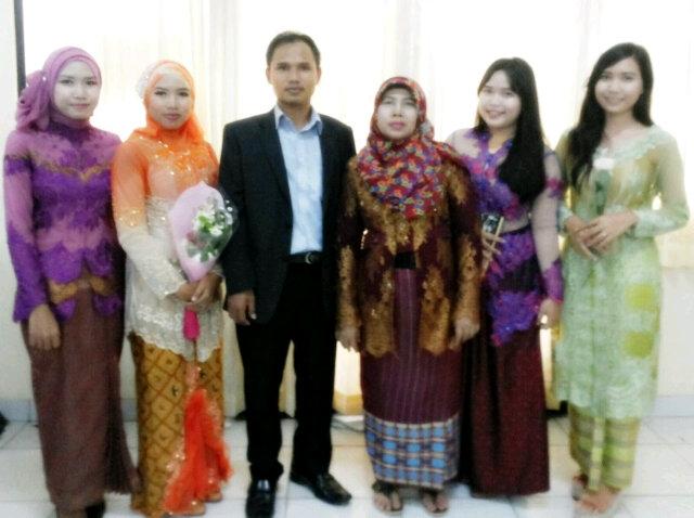 lianasakdiah's tweet photo. Together with my lovely family http://t.co/XjstfZyvyJ