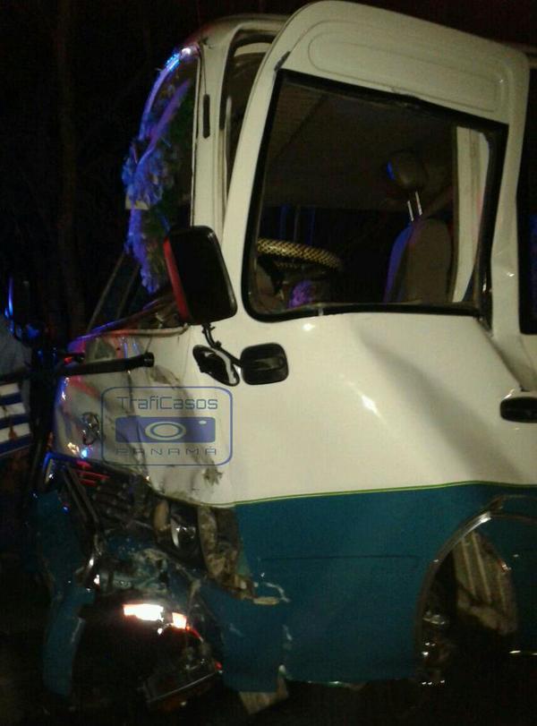 OndasCentrales's tweet photo. Otras imágenes del accidente anoche del bus ruta Santiago-Puerto Mutis en vía a Montijo Veraguas.Fotos @TrafiCasos http://t.co/Ri9RxnEYNu
