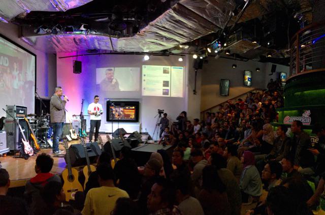 . <a href="/RickySiahaan/">ricky siahaan</a> &amp; <a href="/wenzrawk/">Wendi Putranto 🇵🇸</a> dari <a href="/RollingStoneINA/">Rolling Stone INA</a> menjelaskan program <a href="/1000_Gitar_INA/">1000 Gitar Indonesia</a> di <a href="/atamerica/">@america</a>