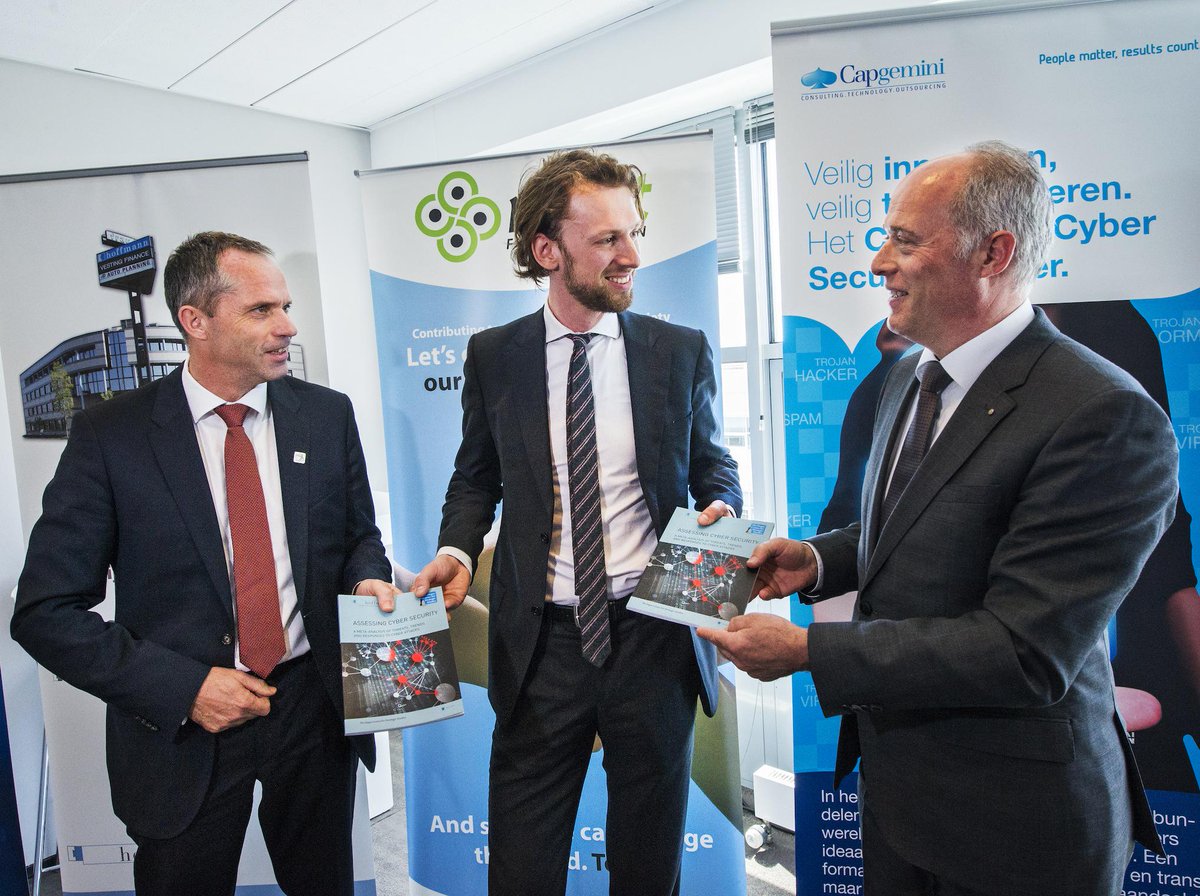 Digital Awareness 2015 report <a href="/hcssnl/">HCSS - The Hague Centre for Strategic Studies</a> was just handed out to Richard Franken <a href="/HoffmannBV/">Hoffmann</a> &amp; Wil van Gemert, Europol