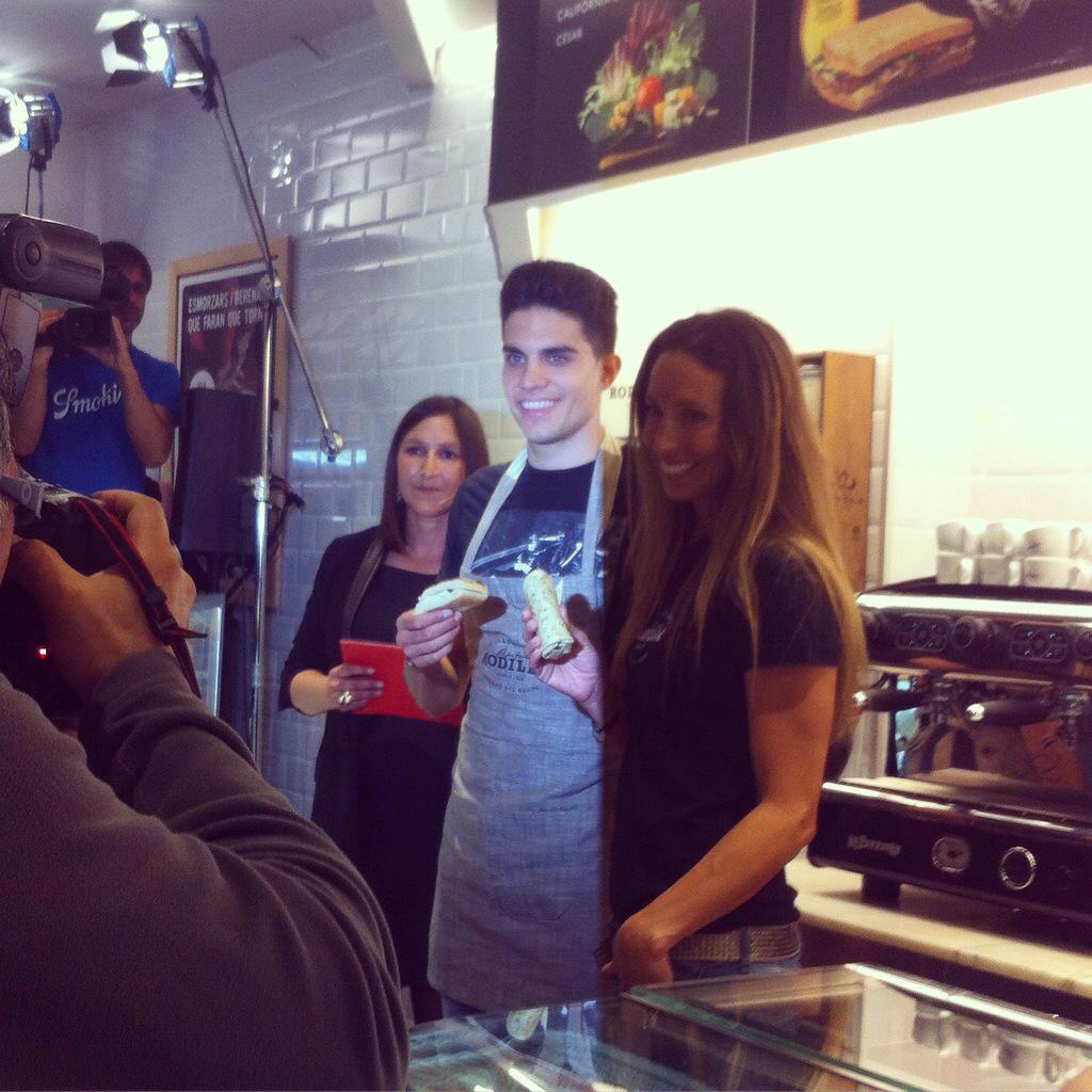 CatGastronomica's tweet photo. De inauguración en @RodillaSandwich con @GemmaMengual y @MarcBartra #rodillabcn http://t.co/AeNBBrYAyD