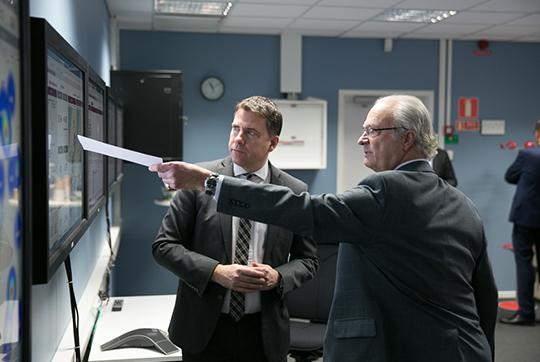 IdevioMaps's tweet photo. The King of Sweden pointing out KPIs on IdevioMaps in the QlikView. Photo: Tomislav Stjepic.
http://t.co/BzTX5BOmhR http://t.co/jcY1TNT04g