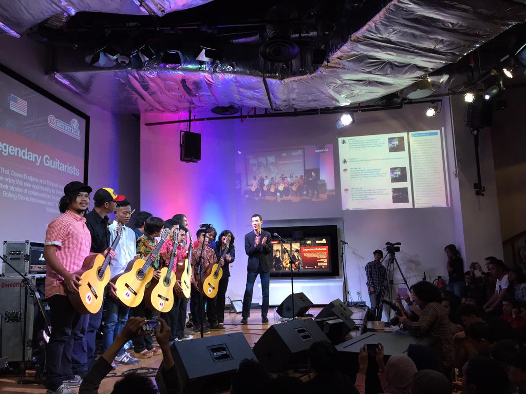 AdibHidayat's tweet photo. Penyerahan gitar oleh @tohpati @dewabudjana @bumblefoot dari @1000_Gitar_INA ke anak-anak panti asuhan.  @atamerica http://t.co/41TsOCs3Gy