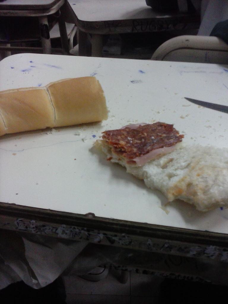 LucasAcqua3's tweet photo. Nos clavamos unos sanguchitos en el aula con los chicoos http://t.co/cSj6KYSthy