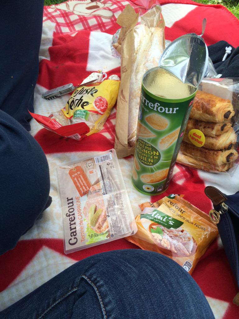 _Ana_is's tweet photo. Petit pic-nic improvisé à #ParcChampagne avec @vmnrd 🍴 http://t.co/BJP1ebByuQ