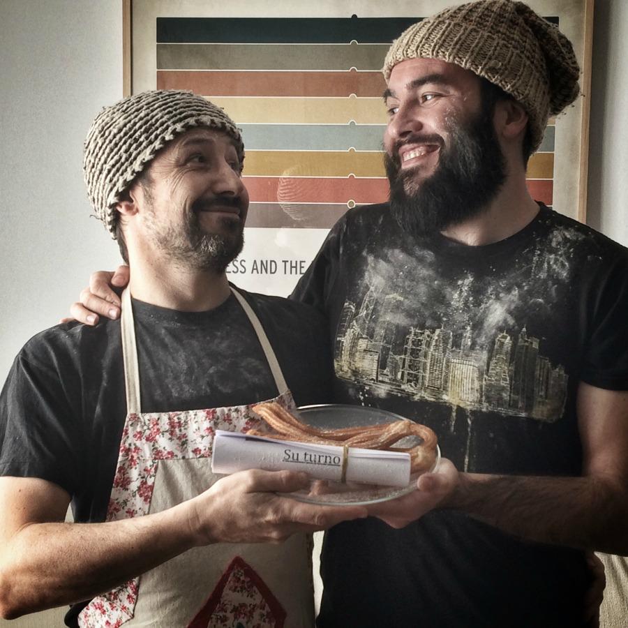 YorokobuMag's tweet photo. Estos churreros amasan churro-cuentos con los ingredientes que les proporcionan los lectores http://t.co/pELP5MJ9dx http://t.co/7UsA2jl9sX