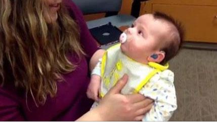 informativost5's tweet photo. EN VÍDEO: La sorprendente reacción de un bebé que escucha a su madre por primera vez http://t.co/mLOOc3gYqn http://t.co/taRVDVEM9D