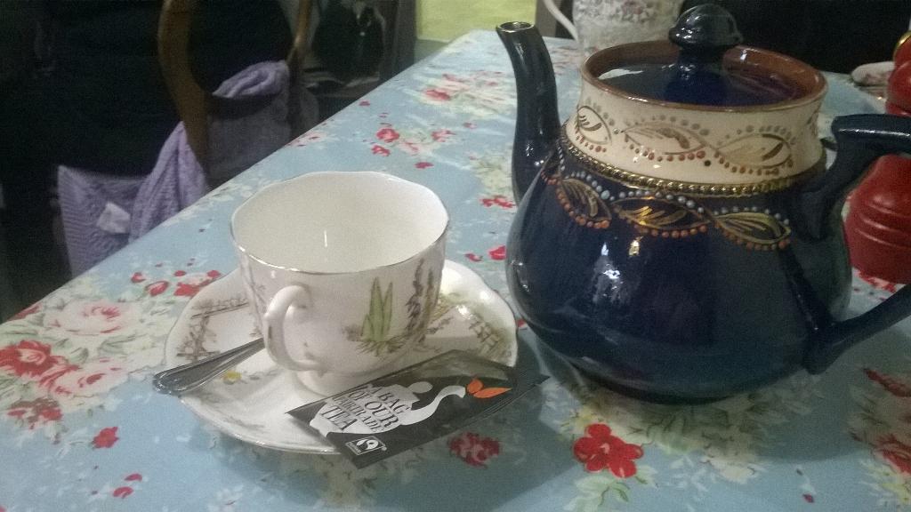 tyne_amy's tweet photo. A cup of tea how I think should be served all the time #I,mnotposh xx http://t.co/yjMs0ik8J2