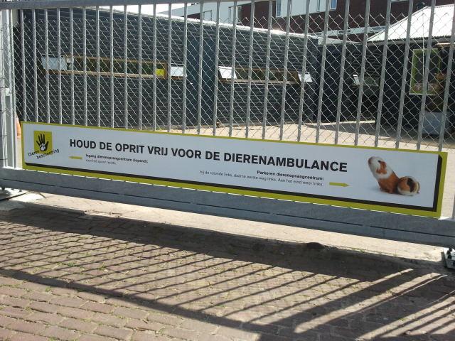 DBbrabantzo's tweet photo. Ons dierenopvangcentrum ligt aan de Doornakkersweg 51 in Eindhoven. Dank @FamaVolatEHV en @GetBannered voor borden! http://t.co/mS4iWz2WKp