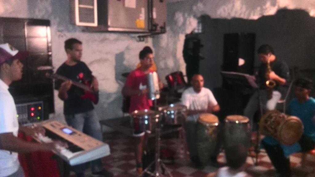 angeldmavares's tweet photo. Excelente ensayo en de ayer hoy nuevamente a seguir trabajando @TuBandaSwing @cjcossi @josebarrio1 armonia  percusion http://t.co/P6RE3m0bNF