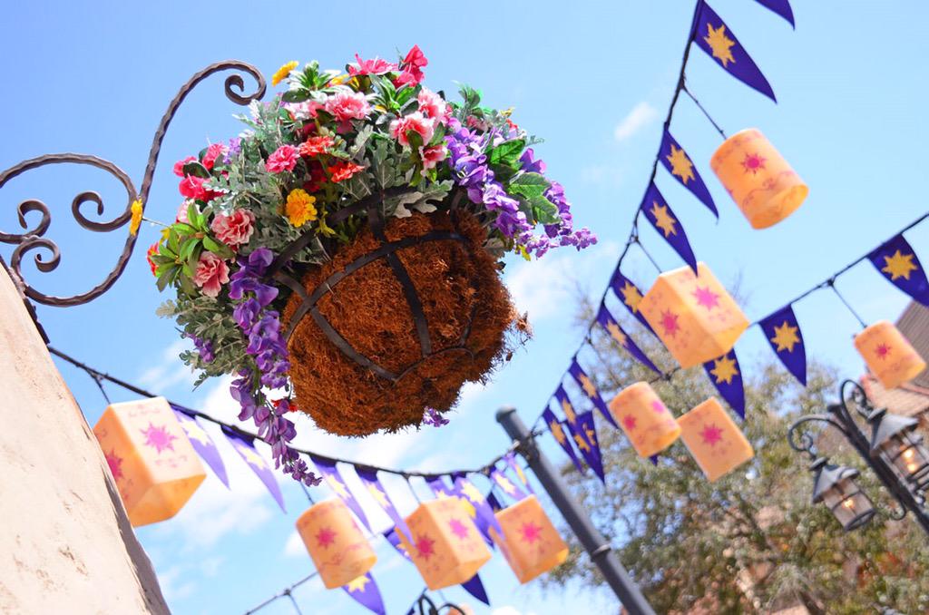 月光 على تويتر Wdwのmkにあるラプンツェルのエリア ˊㅿˋ アトラクション等は無くただの休憩所なのですが どこを見ても 可愛い Bgmも街で踊るシーンの曲だったりしてとても癒し空間でした 月光wdw旅 Http T Co 7lechpnbeo
