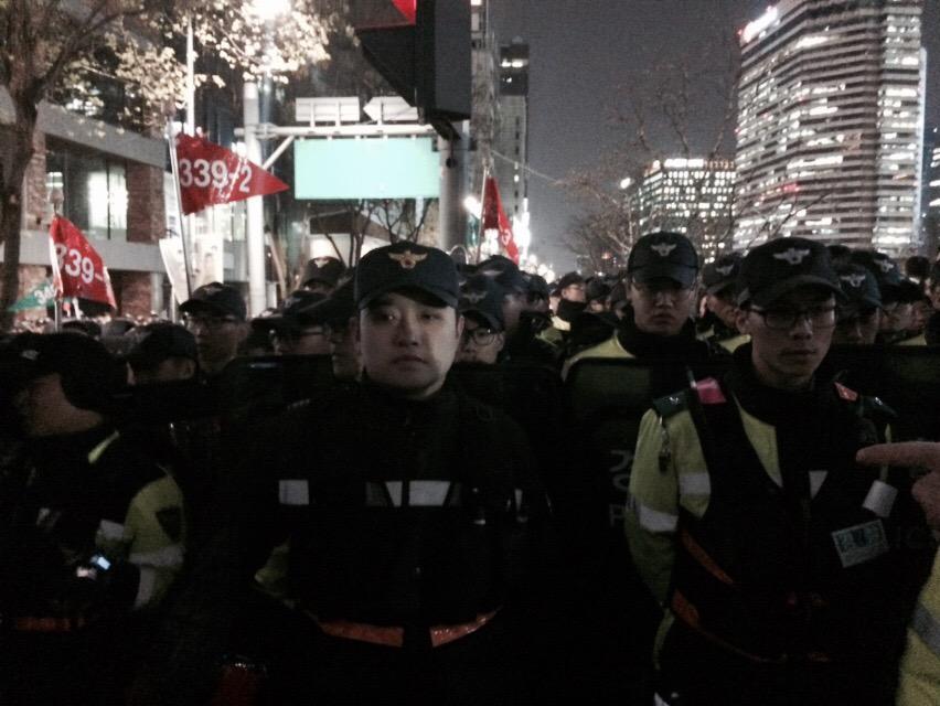 ylem014's tweet image. 인도 다 막고 집에 못 가게 한다. 경찰이 집에 못가게한다. 대통령도 지 할 일을 모르니 경찰이라고 알리가 없다.