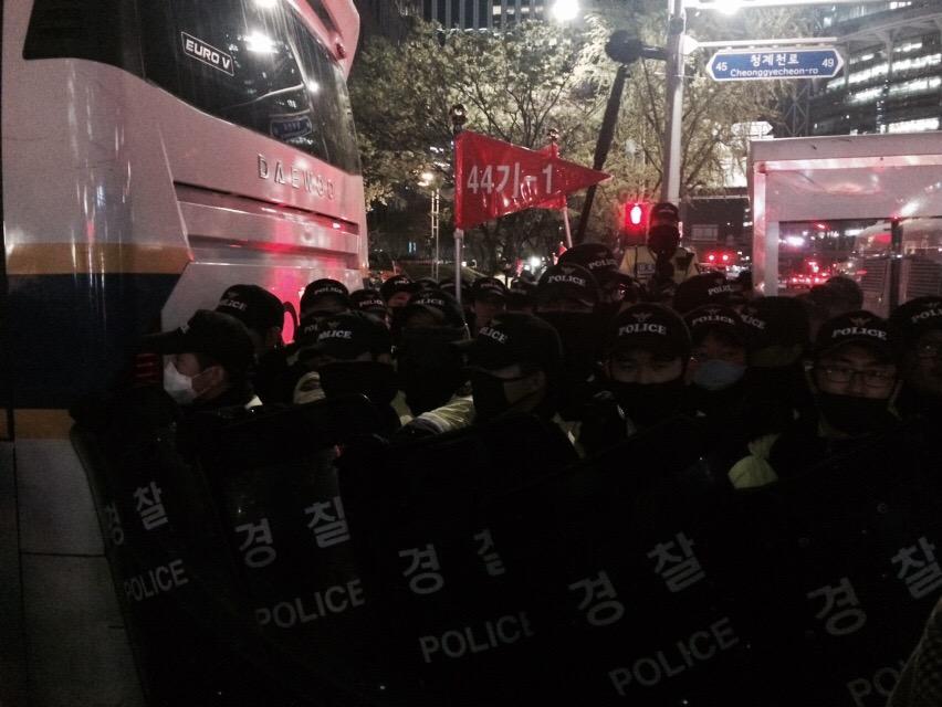 ylem014's tweet image. 인도 다 막고 집에 못 가게 한다. 경찰이 집에 못가게한다. 대통령도 지 할 일을 모르니 경찰이라고 알리가 없다.