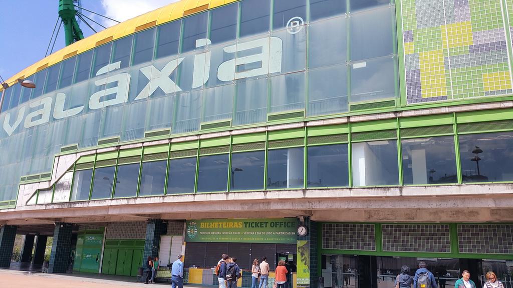 360TRAVEL's tweet photo. En #Lisboa hay azulejos por todos lados. Hasta en la fachada del estadio del Sporting de Lisboa http://t.co/4pWM5TkLNJ