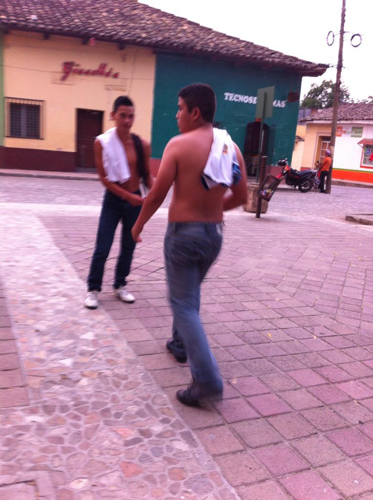 daniel_t2001's tweet photo. Loqueras con estos majes😂😂😂 http://t.co/XeenlRSfzs