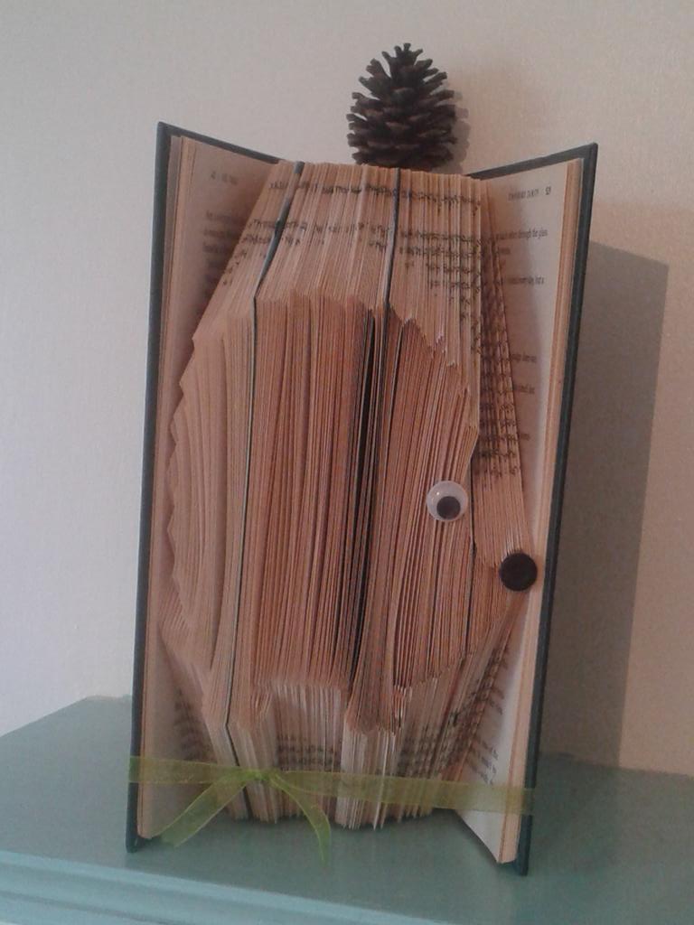 FoulgerZoe's tweet image. #hedgehog  #bookfoldart #buyonlinehour £10 £2.80 postage