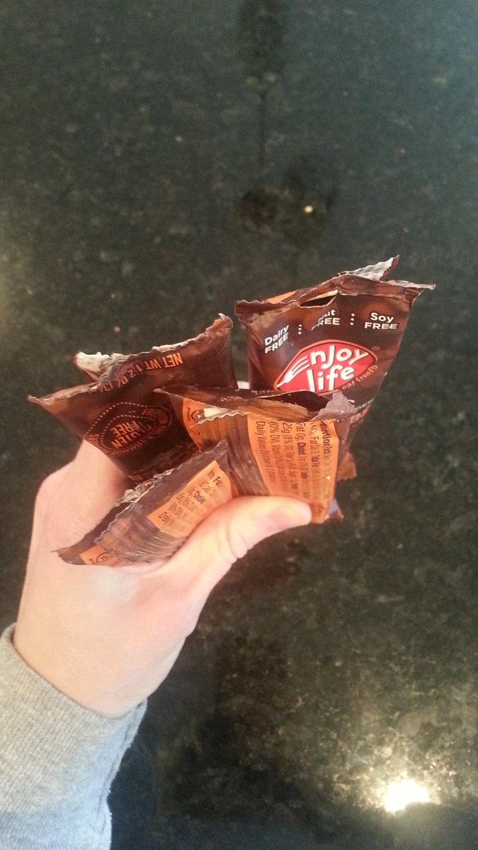 lisversucci's tweet photo. @enjoylifefoods  all but 1 of the s'mores wrappers were opened in the brand new box we bought! #trash #badpackaging http://t.co/HoHxdcBJVS