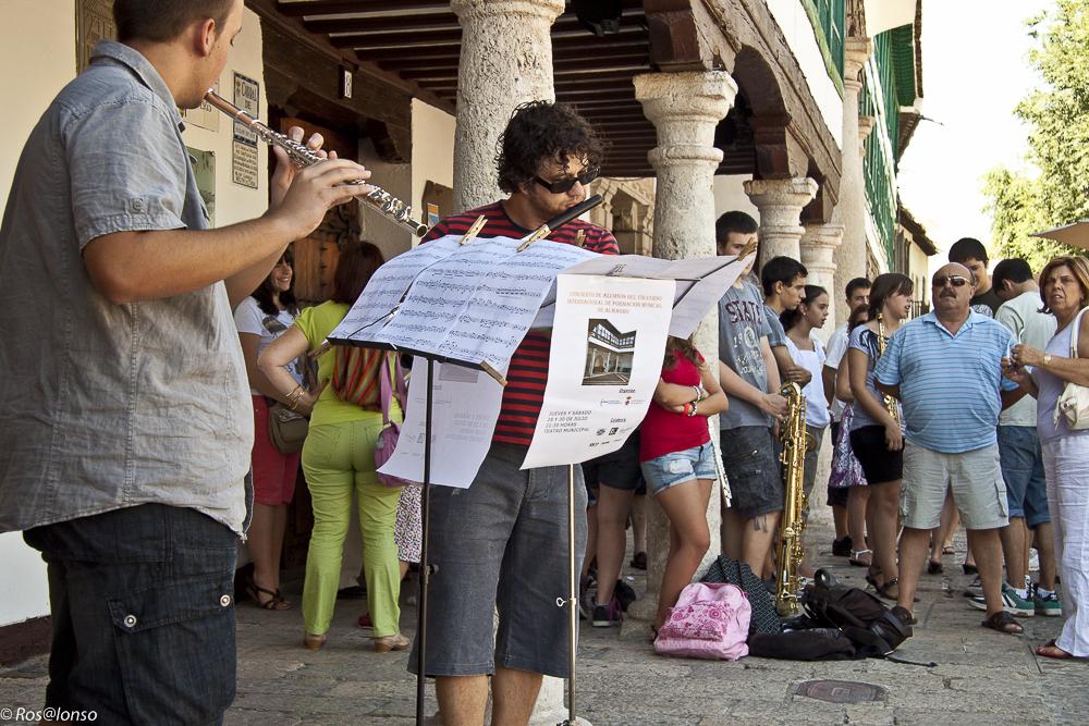 cursomusica's tweet photo. Atrévete a llenar de música las calles y plazas de Almagro para animar el ambiente y ganar algunas monedas. http://t.co/B0snDv6cS2