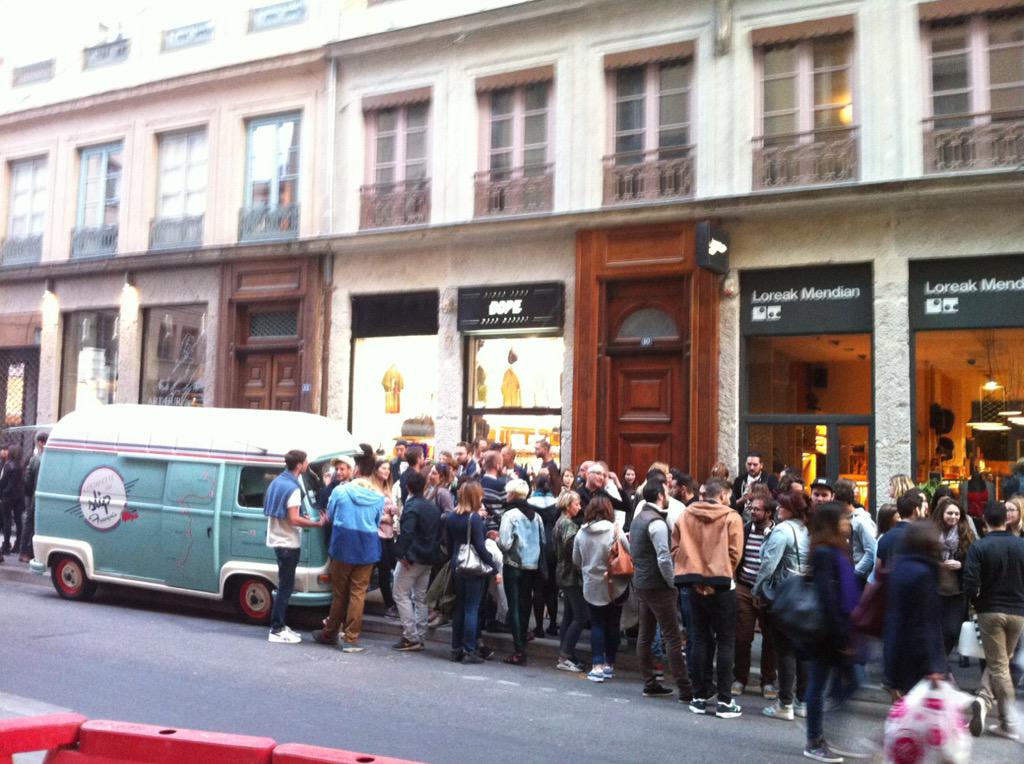 LeSlipFrancais's tweet photo. C'est la fête du Slip chez @ShoezGallery ! #estafetteduslip #lyon #slipparty http://t.co/oP2LHnbJGz