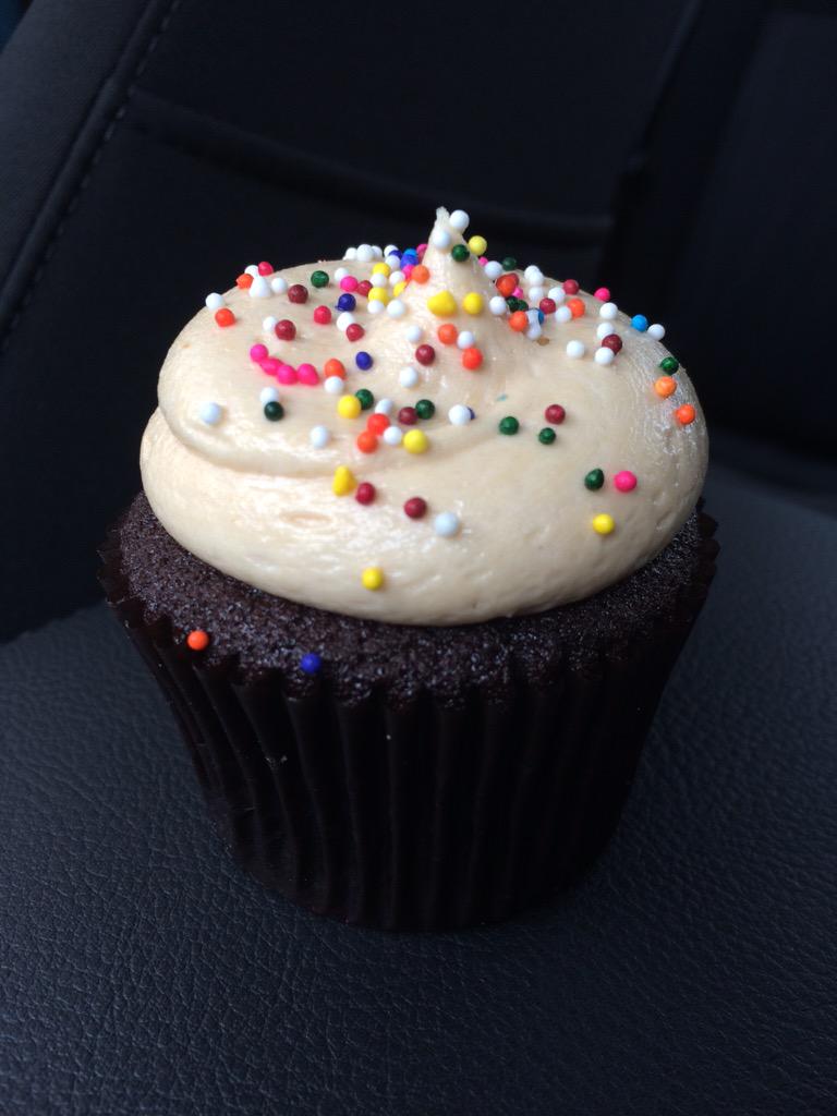 beaslie_b's tweet photo. Blond Chocolate Birthday cupcake! #Valrhona #dulcey #georgetowncupcake @valrhonausa http://t.co/sv8iESGS4f