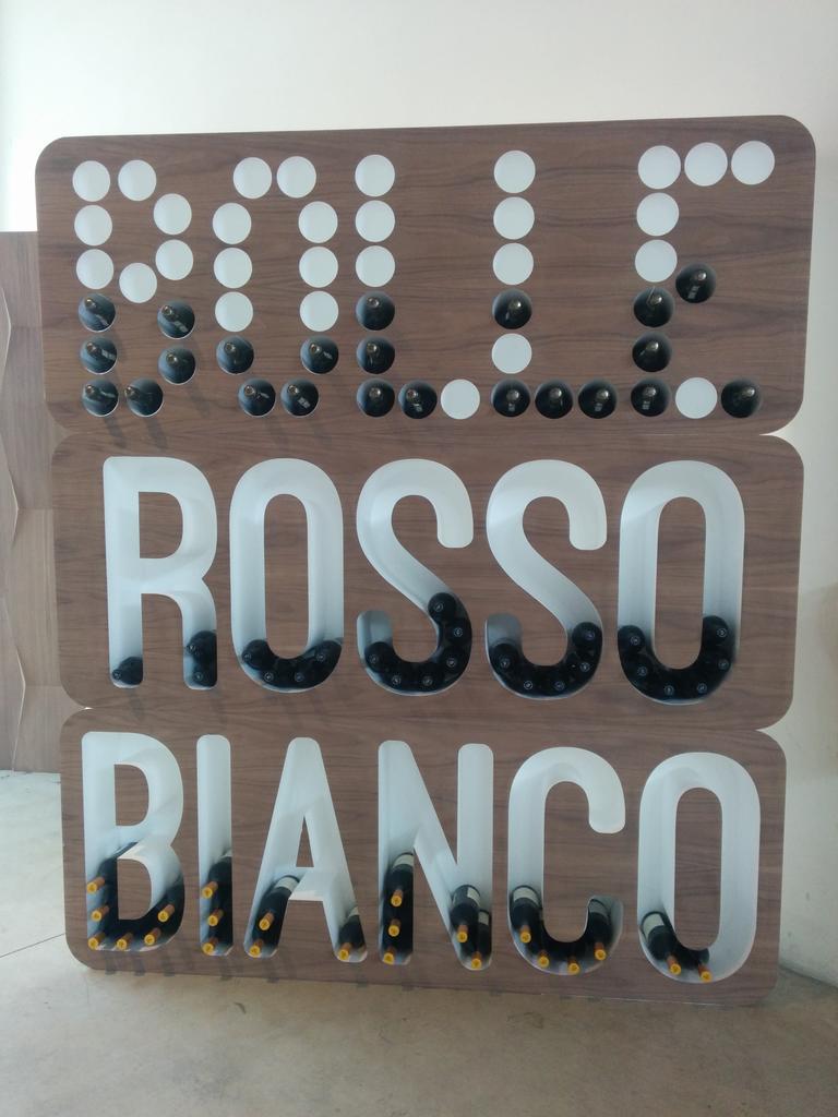 RudiBressa's tweet photo. #sharingdesign e #greenutopia. Il tavolo che ti coltiva la verdura nella casa di argilla e paglia #FuoriSalone2015 http://t.co/DXXrhidFxS