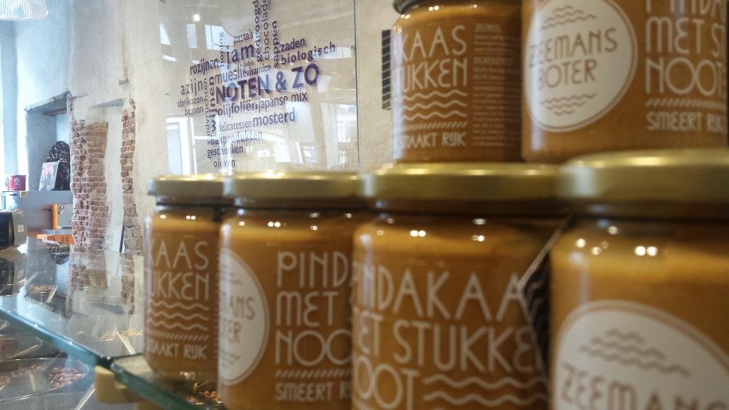 Weer 'scheepslading' <a href="/Zeemansboter/">Zeemansboter</a> ontvangen. #bioPindakaas : 99.8% pinda, 0.2% zeezout. "Smeert ruig, smaakt rijk!"