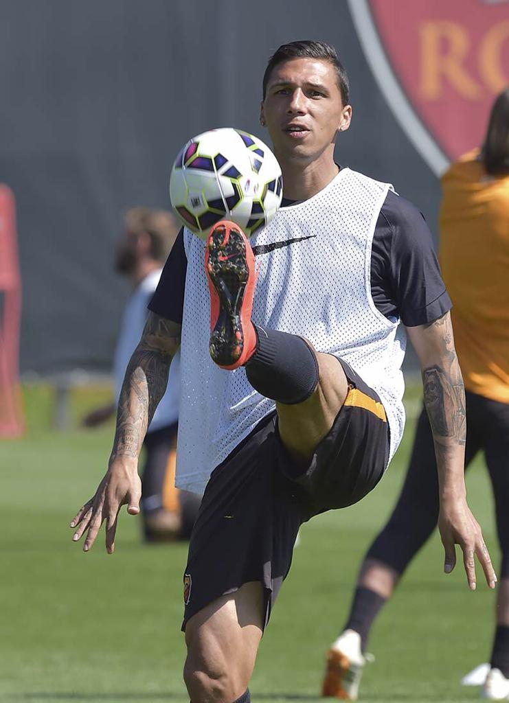 OfficialASRoma's tweet photo. Alcuni scatti dalla seduta di allenamento odierna dell'#ASRoma. A breve il report e la gallery su asroma.it http://t.co/h544sGCcz8