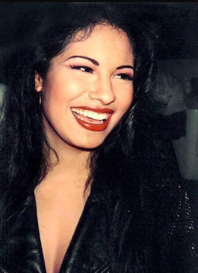 Happy Birthday to la reina Selena Quintanilla  