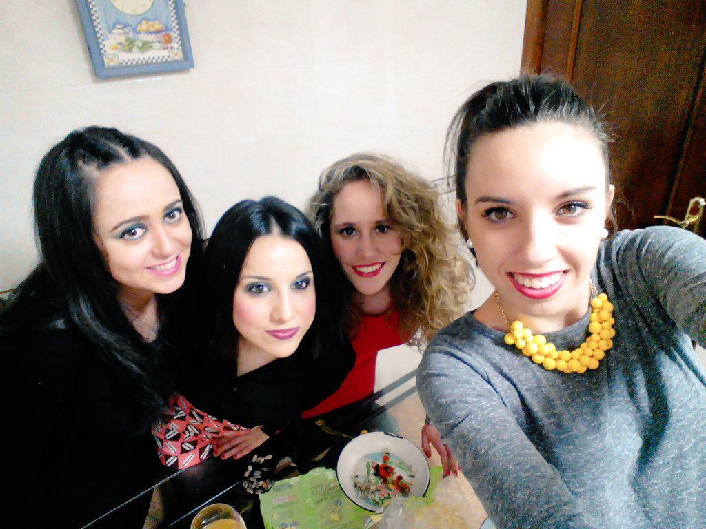 carmenmoreno_88's tweet photo. Un brindis por esas cabecitas locas, porque sin ellas nada tendría sentido. Felicidades @Lauri2r  😘😍 http://t.co/RogRW6N5kI
