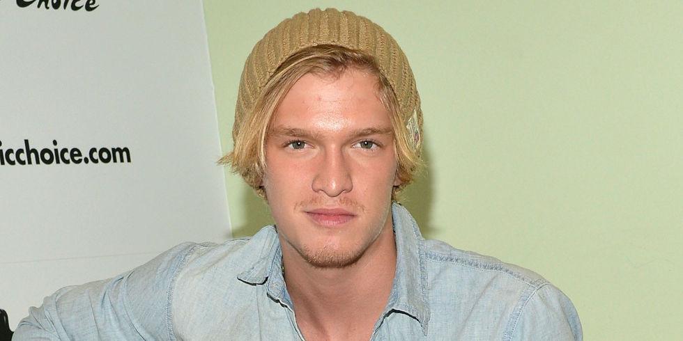 seventeen's tweet image. Stop everything and watch @codysimpson&apos;s cover of @rihanna&apos;s FourFiveSeconds 
svn.tn/6014f6dI