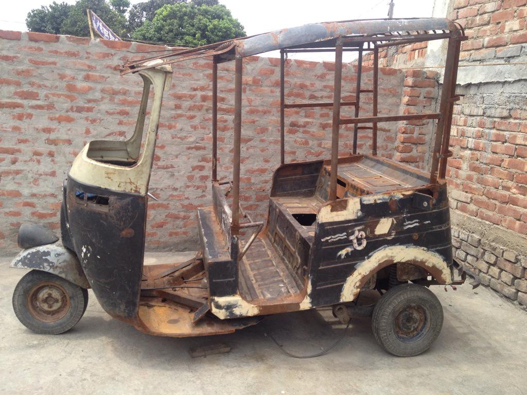 indian_roller's tweet photo. More rickshaw troubles but the guys at r.k autos sorted us out! #RickshawRun http://t.co/y0xMH5JxPF