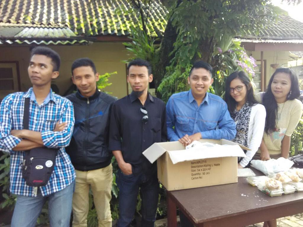 kppmkba's tweet photo. Ini kakak2 kece lagi bazar penggalangan dana 3 minggu lalu *ketjupsatusatu http://t.co/jiZ3r6DaFL