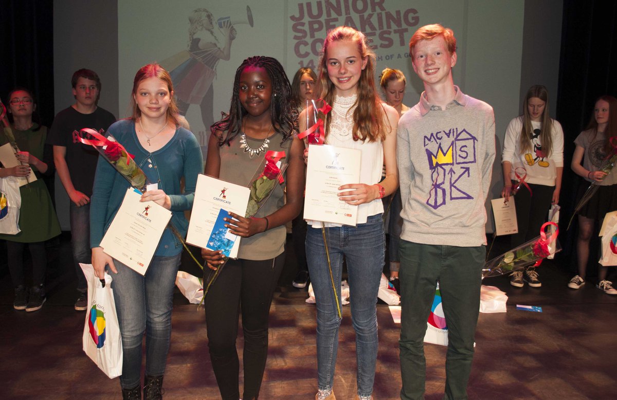 200 man publiek, een jury en dan speechen in 't Engels. Zij kunnen het! #JuniorSpeakingContest bit.ly/1GOPe6Z