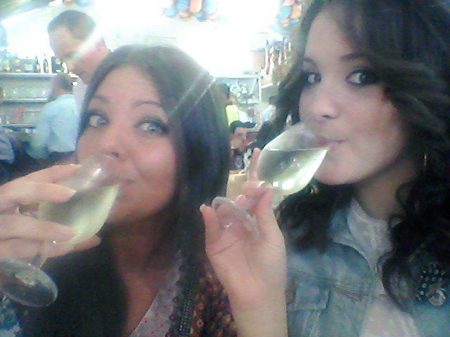 LauraCabreja's tweet photo. Porque contigo todo son alegrías!!..Feliz cumpleaños amore💓@CriisLj http://t.co/NJTuvfjEde