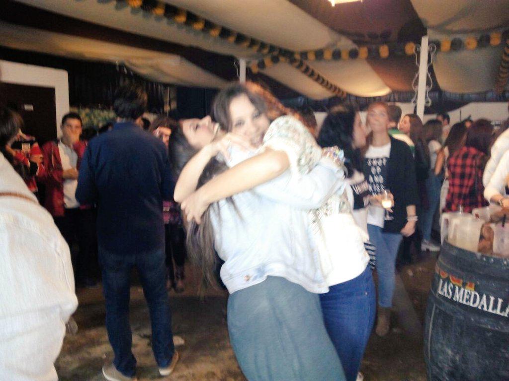 LauraCabreja's tweet photo. Porque contigo todo son alegrías!!..Feliz cumpleaños amore💓@CriisLj http://t.co/NJTuvfjEde
