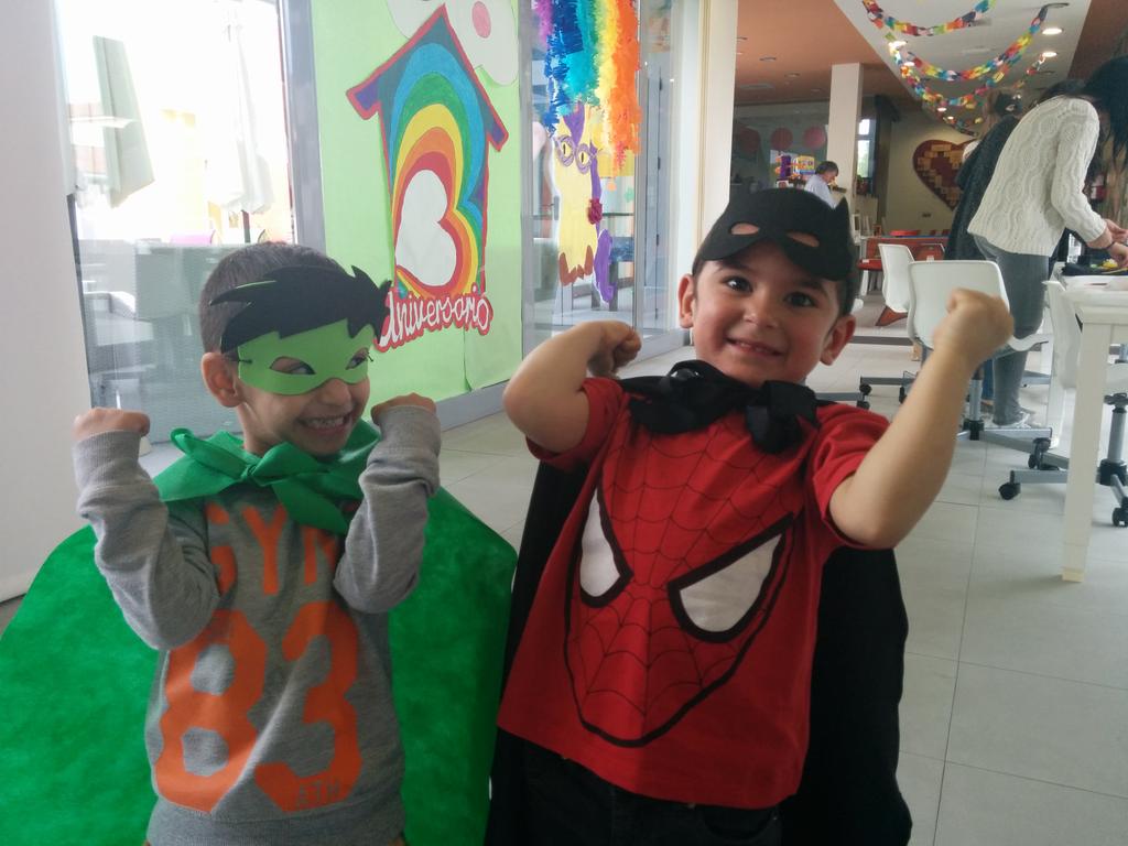 CasaRonaldMLG's tweet photo. ¡Pero qué ganas tenemos de que llegue mañana! ;) #nopuedoesperar #superhéroes #fiesta #amigos #friends #party http://t.co/d9EoRxYmJG