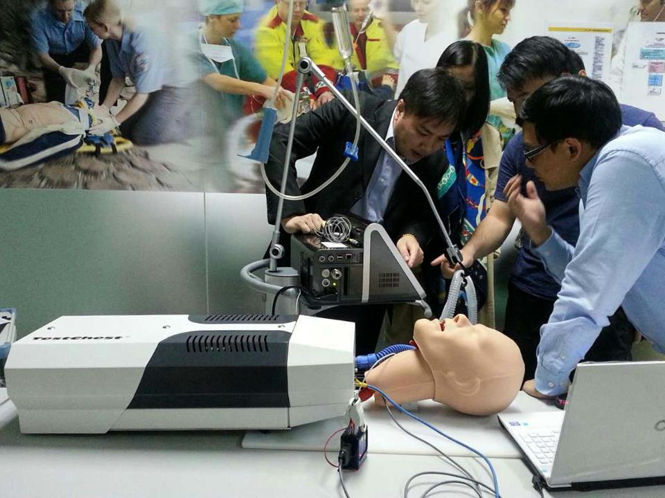 OrganisNews's tweet photo. Training on mechanical ventilation using #TestChest http://t.co/N11XtPsjoX