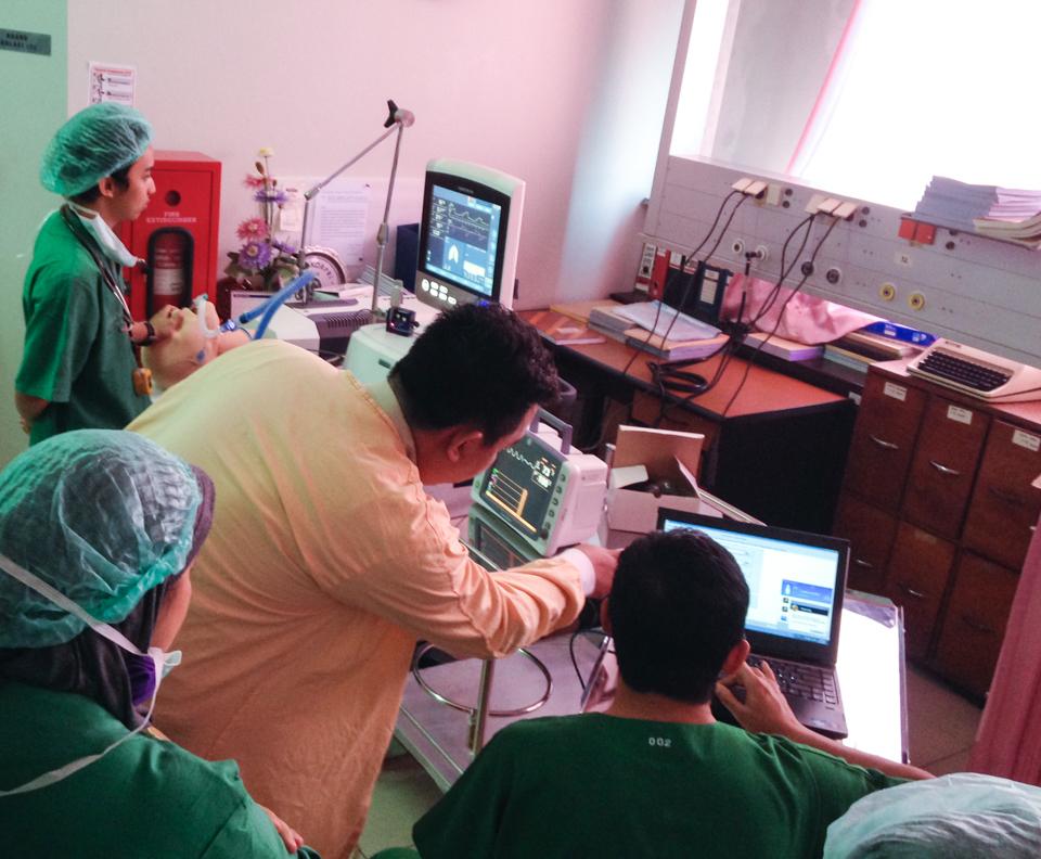 OrganisNews's tweet photo. Training on mechanical ventilation using #TestChest http://t.co/N11XtPsjoX