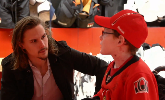 [VIDEO] Karlsson lovar svårt sjuke Jonathan, 14, att stanna i Ottawa: sportfeed.se/video-karlsson…